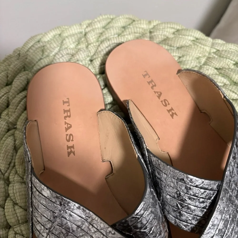 NEW Trask Hurricane Crossover Metallic Silver Leather Slip On Flat Sandals 7.5